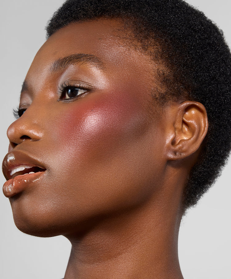 | desc: Elisabeth wears shade Plum