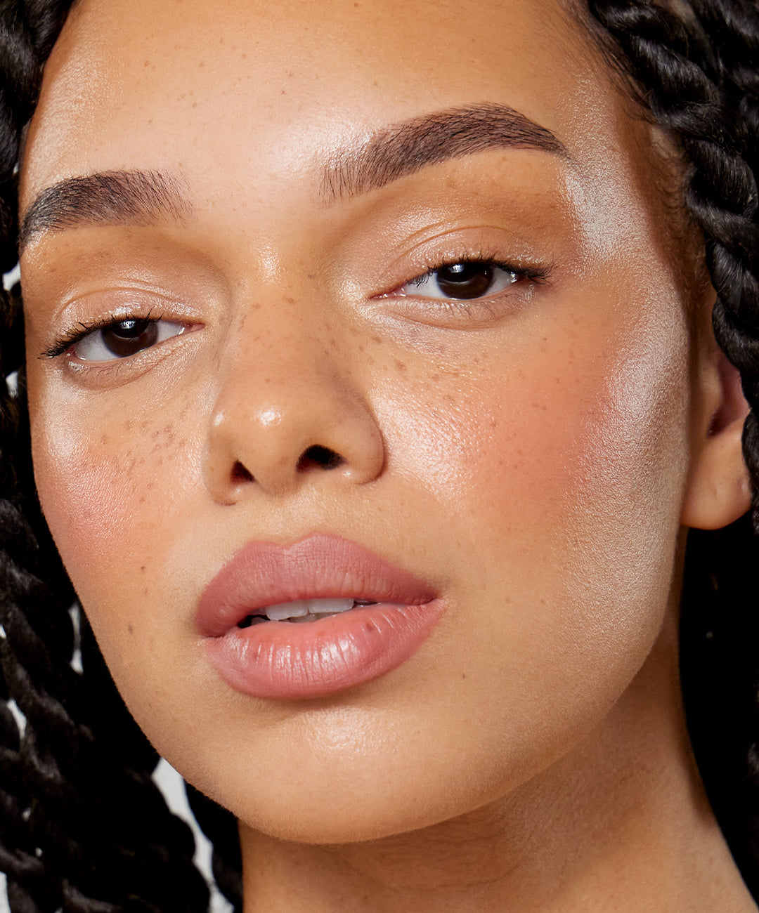 | desc: | text: light Gabbi wears Lip Sculpt in Rosewood