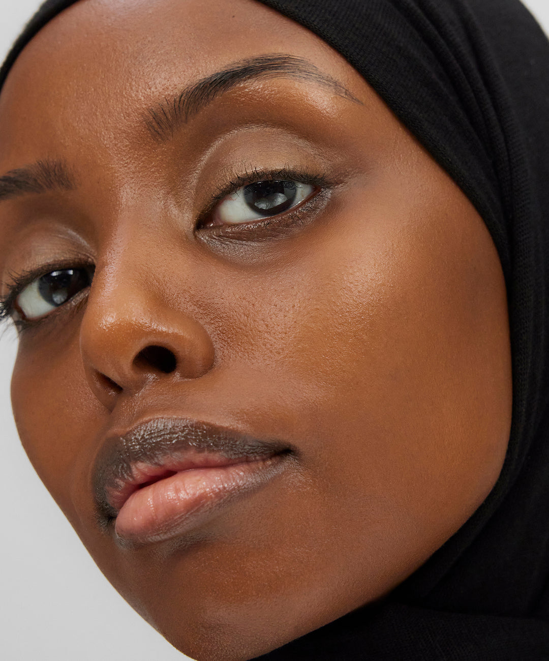 | desc: | text: light Anisa wears shade 220 N