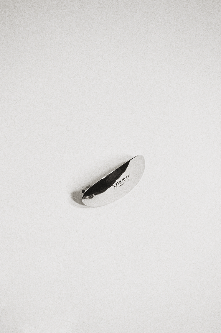 FRONT IMAGE OF REFY METAL OVAL HAIR CLIP