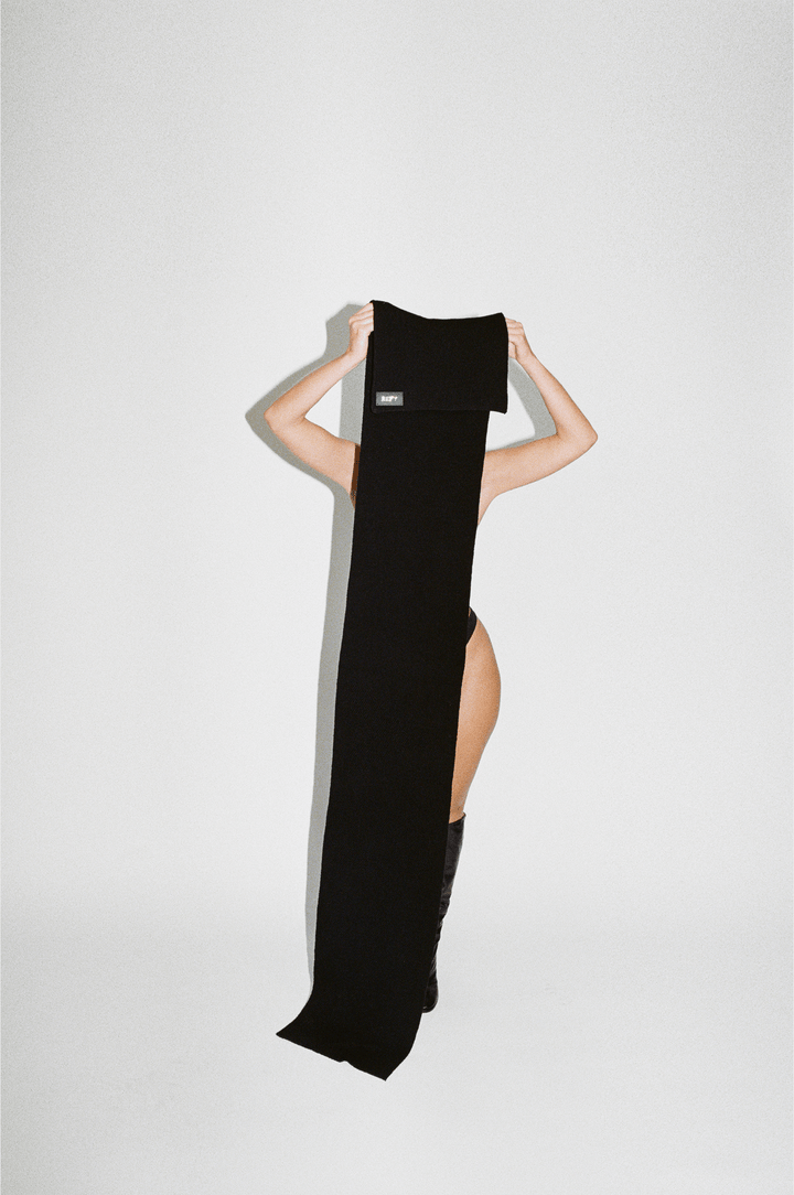 FRONT IMAGE OF REFY WOOL SCARF IN BLACK WITH MODEL